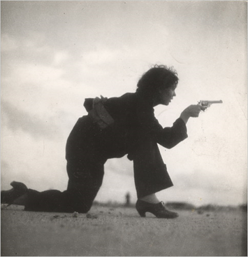 Entrenamiento de una miliciana republicana fotografiada por Gerda Taro